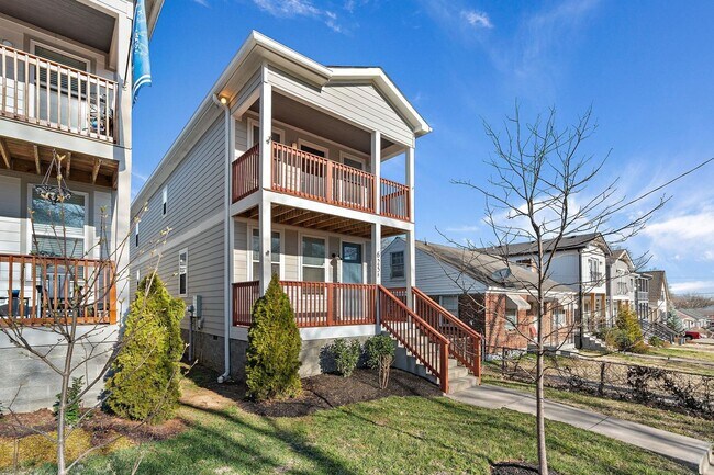 Building Photo - Available Now! 4 Bed, 3.5 Bath, Convenient...