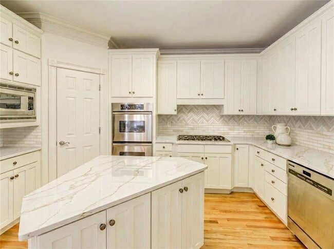 Building Photo - 704 Longleaf Dr NE