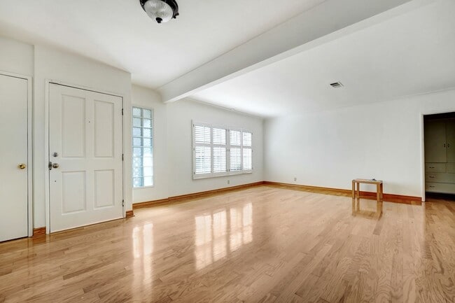 Building Photo - Altadena Home For Lease
