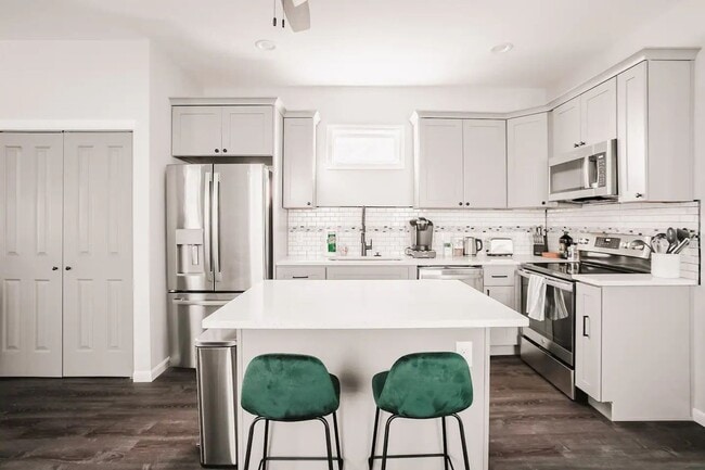 Building Photo - Private Unfurnished Single Family Home In ...