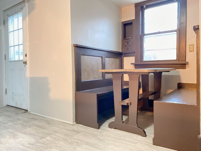 Building Photo - Benson 2 bed 2 bath with 2 additional non ...