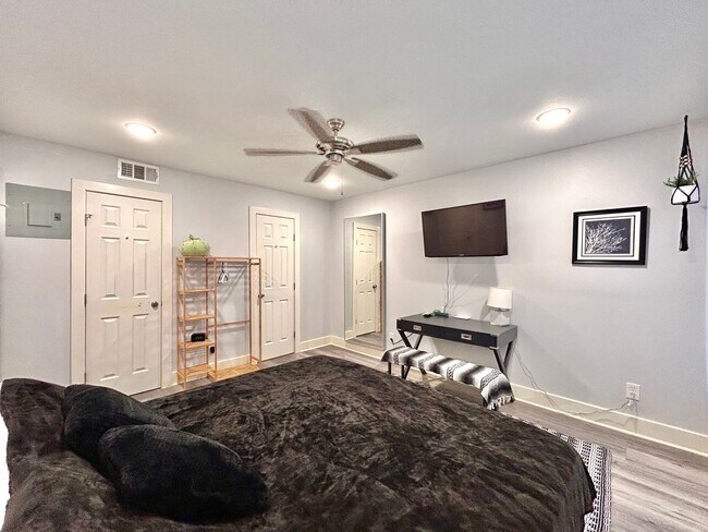 Building Photo - Modern & Cozy 2BR/2BA Home with Stylish Fi...