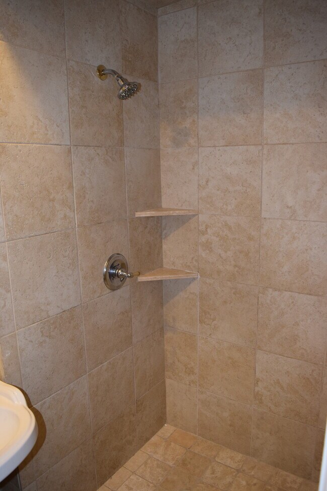 Building Photo - 6700 Kavanaugh Pl