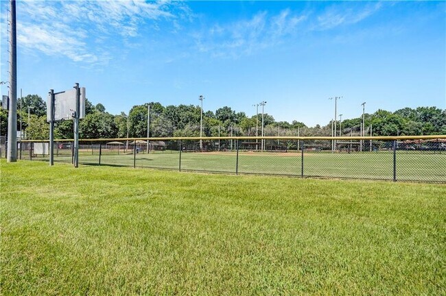 Building Photo - 2127 Desmond Dr
