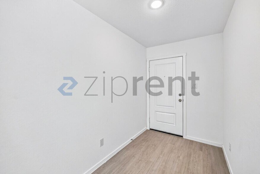 Building Photo - Unit