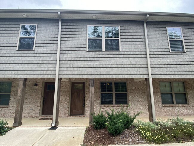 Building Photo - Modern Townhome Close to MTSU