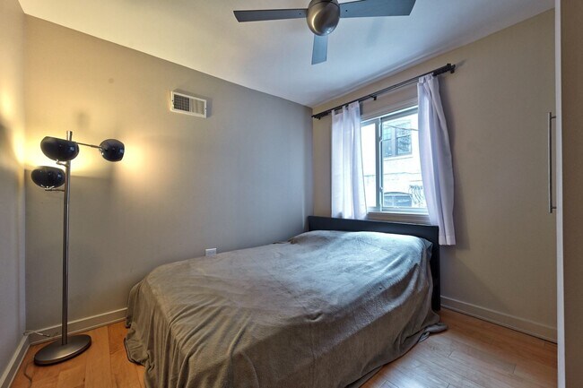 Building Photo - 419 W Briar Pl