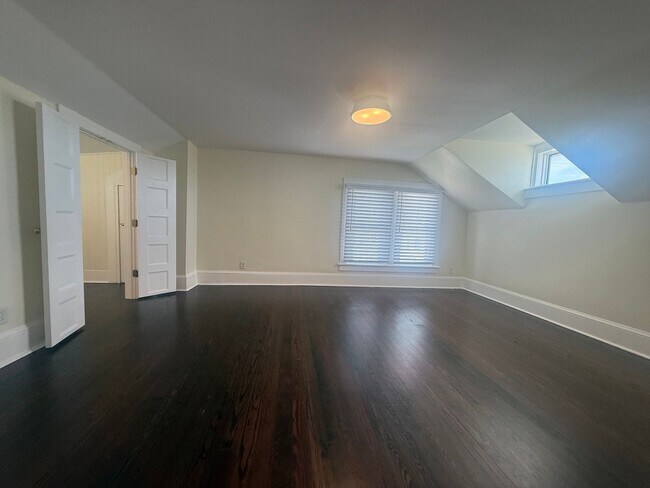 Building Photo - Beautifully updated 3 bedroom 3 bathroom home