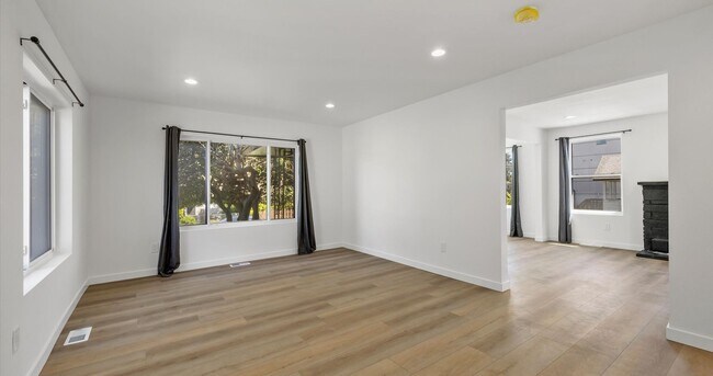 Building Photo - Remodeled 5BR Vintage Gem in Prime West Seattle