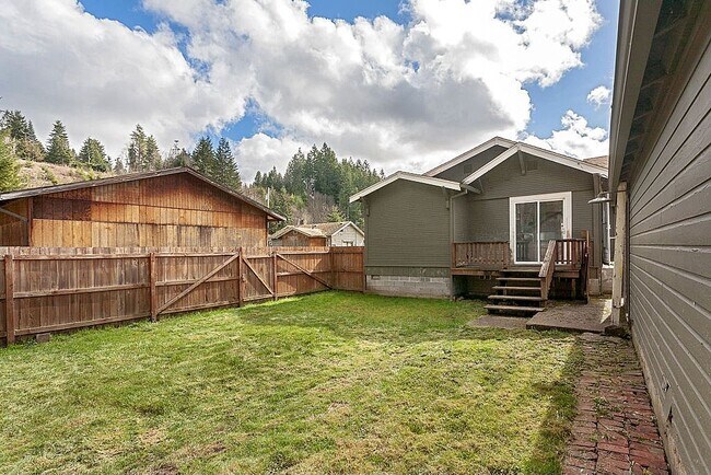 Building Photo - 208 B St