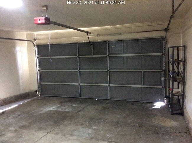 Building Photo - Comfortable Living in a Well-Sized 2-Bed, 2-Bath Home