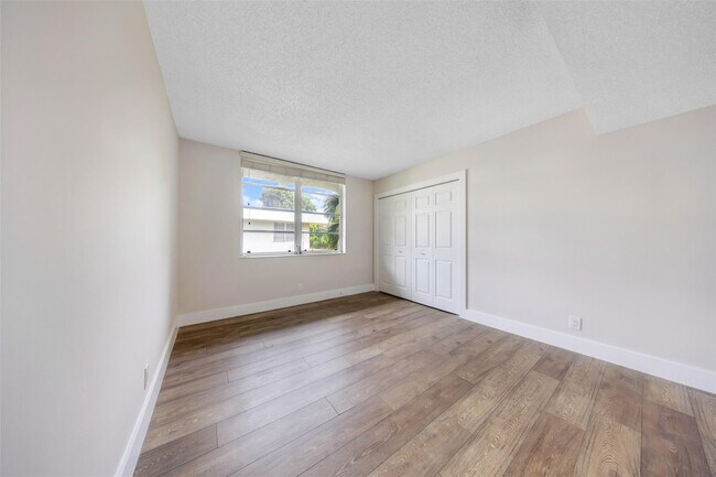 Building Photo - 800 E Cypress Ln