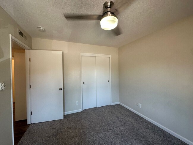Building Photo - 3701 Colonial Dr