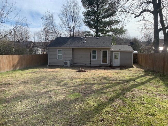 Building Photo - Charming 2-Bed with Bonus Space & Private ...