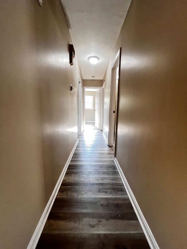 Building Photo - Wonderful 3 Bed and 1.5 Bath Ranc-Style Home