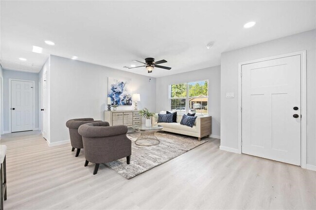 Building Photo - 9405 Cathedral Dr