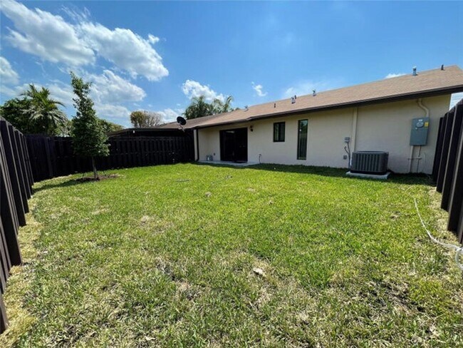Building Photo - 4741 SW 135th Pl