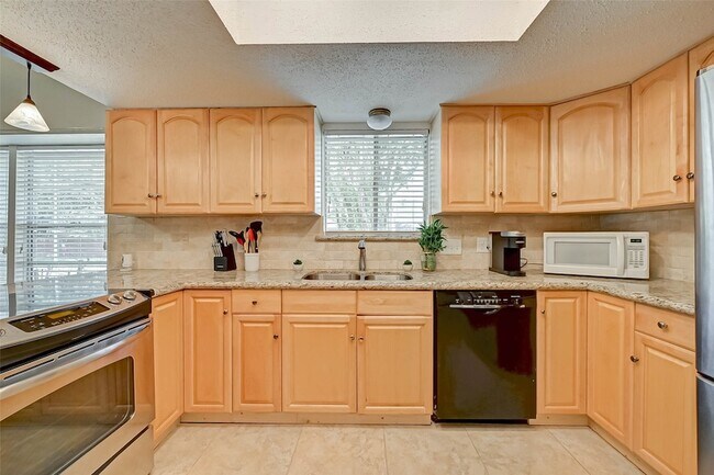 Building Photo - 16355 Sierra Grande Dr