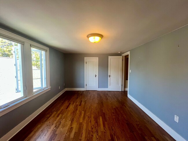 Building Photo - Updated 1920s 4BD