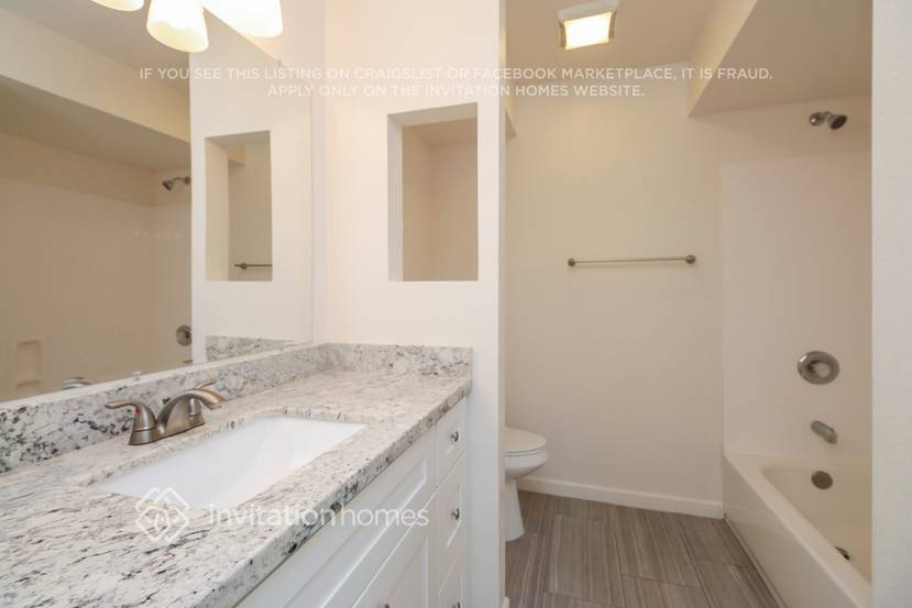 Building Photo - 1027 E Frost Dr