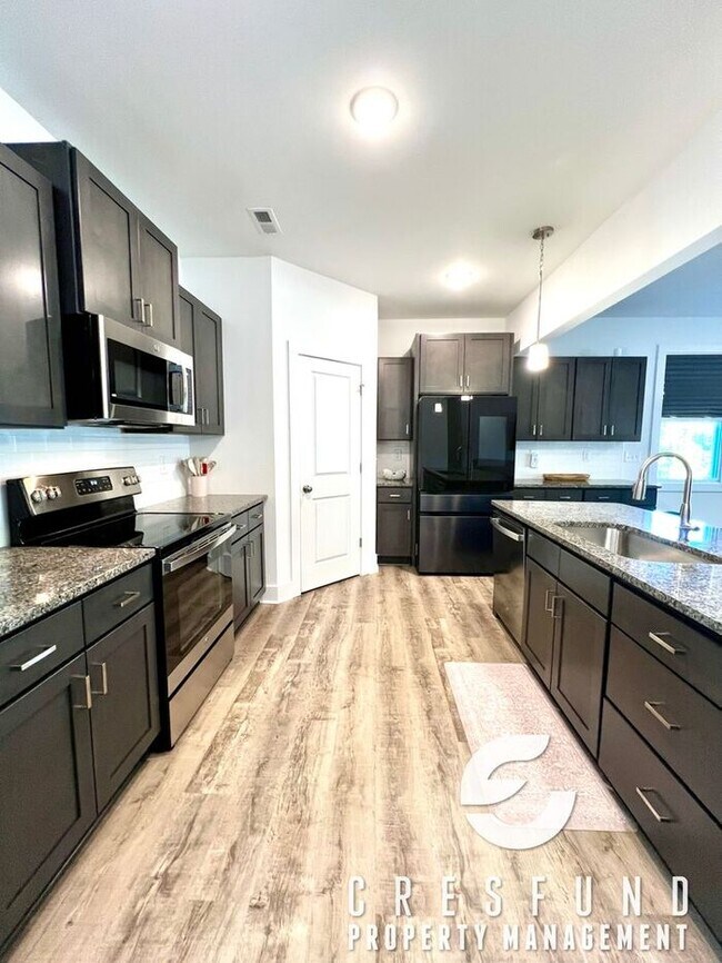 Building Photo - Close to Fort Bragg/Master BR Downstairs S...