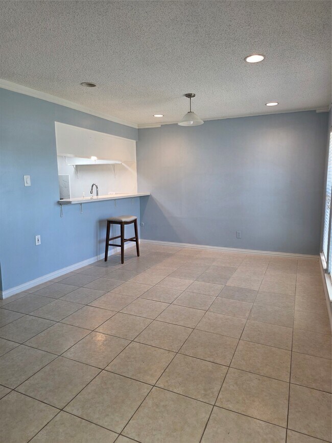 Building Photo - 1016 E Tri Oaks Ln