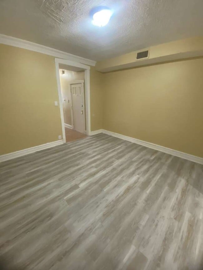 Building Photo - 5952 W Roosevelt Rd