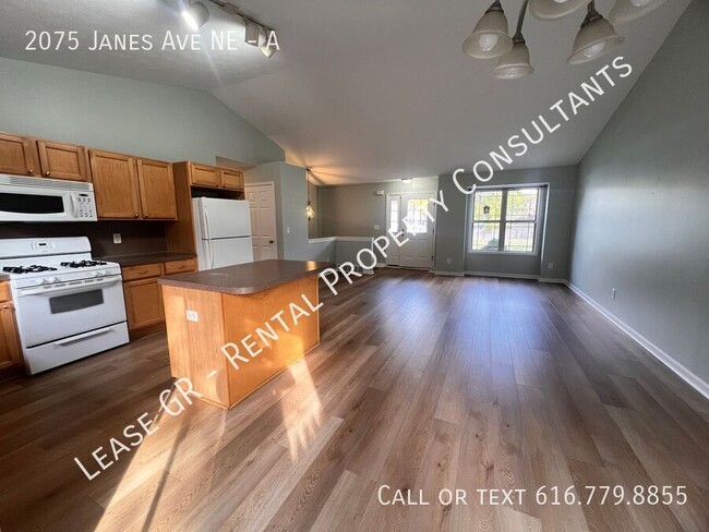 Building Photo - Spacious Duplex near Riverside Park!