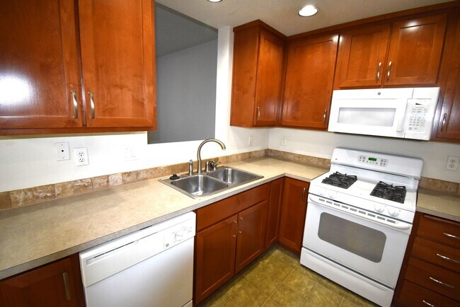 Building Photo - 1-Bedroom in Gated Community!