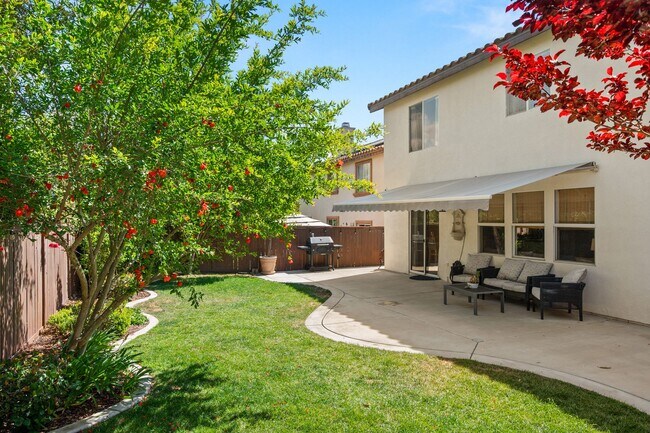 Building Photo - Gorgeous Eastlake Townhome!