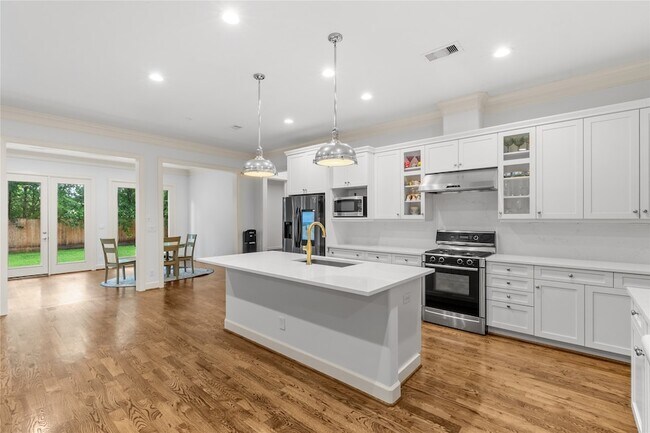 Building Photo - 6404 Community Dr