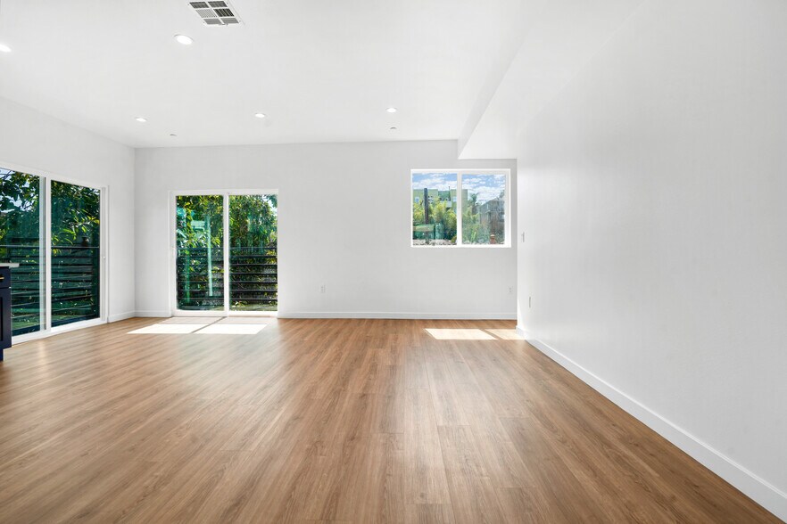 great room - 2318 W 2nd St