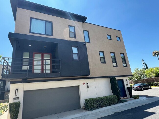 Primary Photo - Perfect 2 Bed 2.5 Bath Orange Condo!