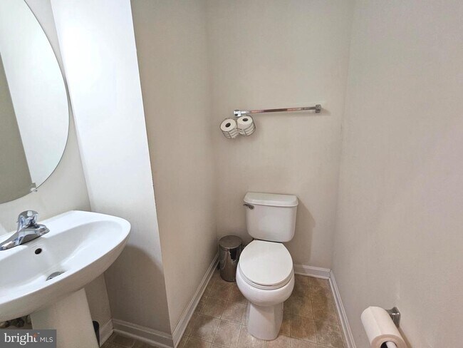 Building Photo - 1969 Peachtree Ct