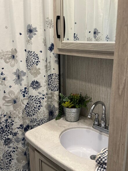 Building Photo - 1219 Willow Creek Rd