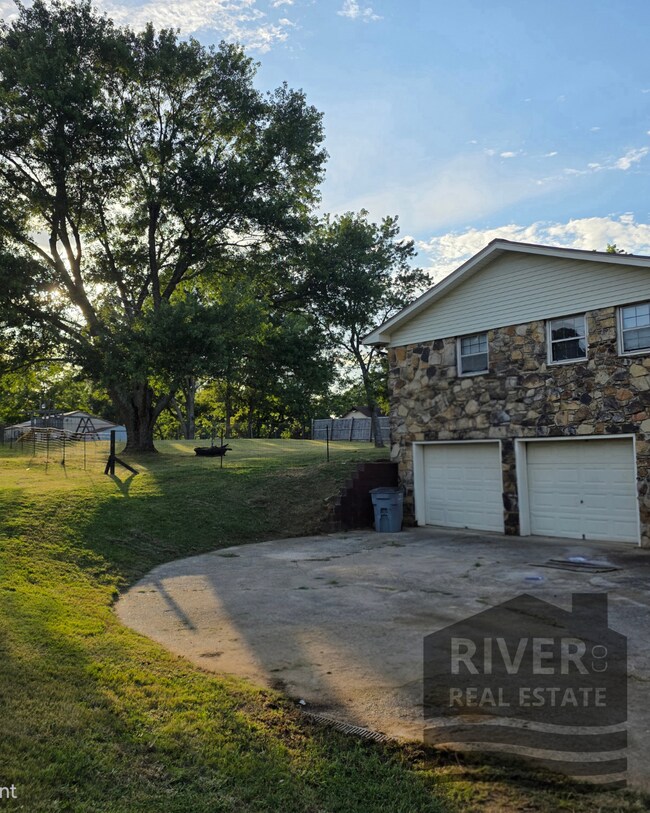 Building Photo - 1233 Ridge Dr