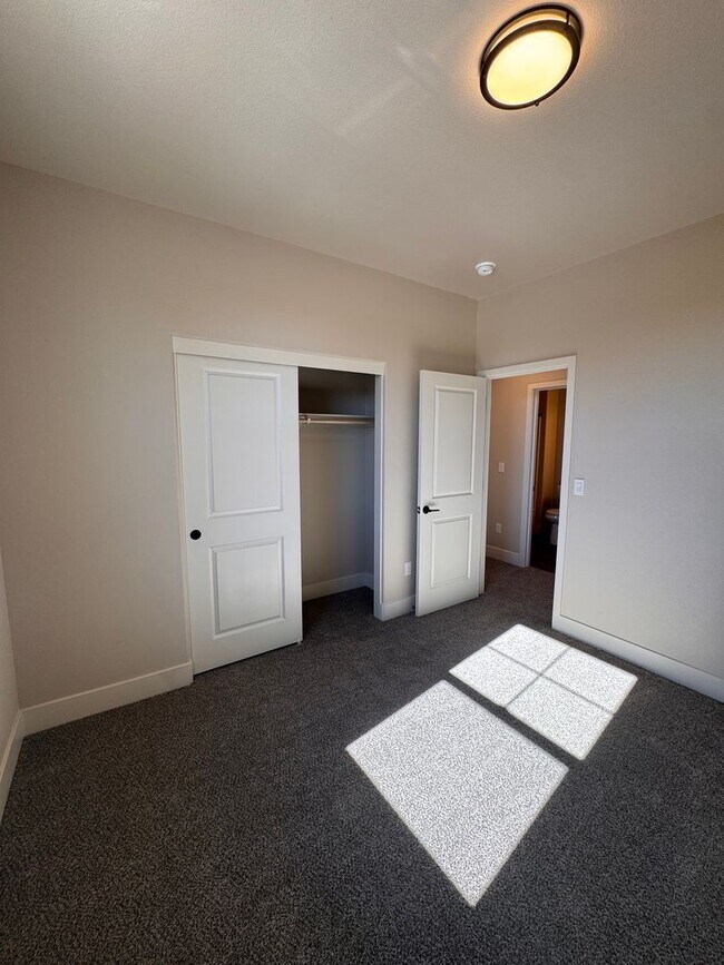 Building Photo - NEW! 3/2.5/2 Townhome in Gardnerville