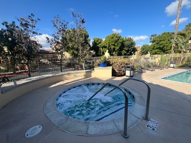 Building Photo - 3 Bed / 2.5 Bath Condo-Townhome in Otay Ranch