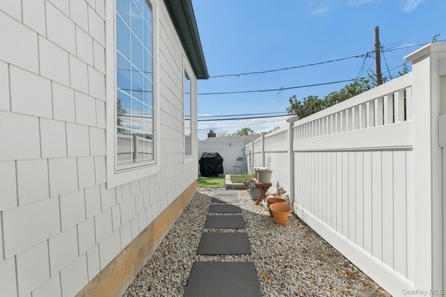 Building Photo - 21 Bayview Ct