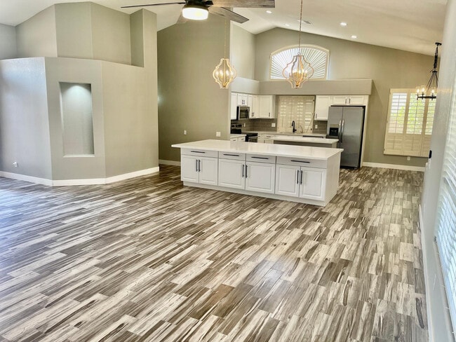 Building Photo - 1732 W Gary Dr