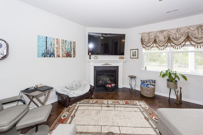 Building Photo - 4 Bedroom 2 Bath Home in French Quarter Creek - Huger