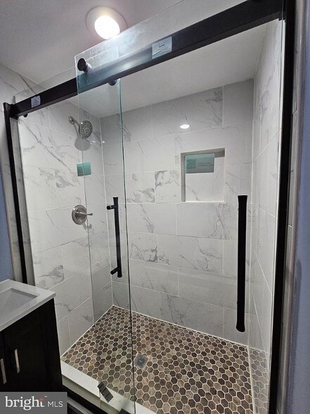 Building Photo - 6020 Regents Park Rd