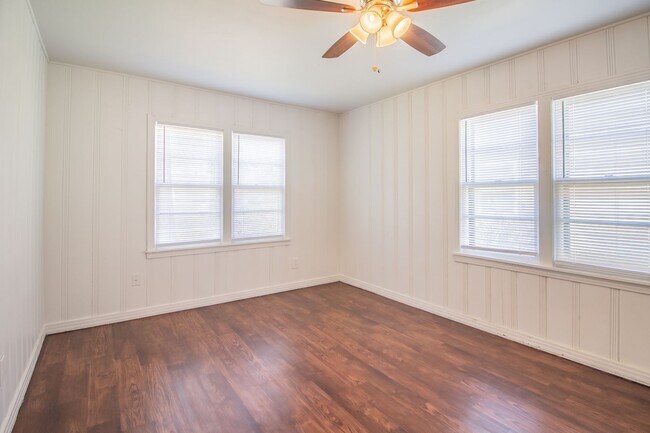 Building Photo - 3 bedroom 2 bathroom updated home for rent.