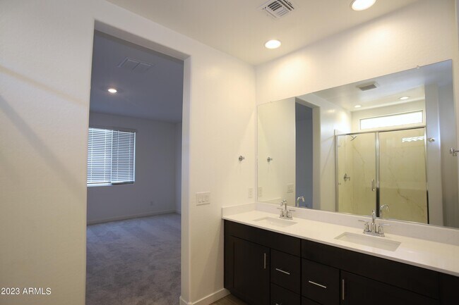 Building Photo - 2540 W Sunland Ave