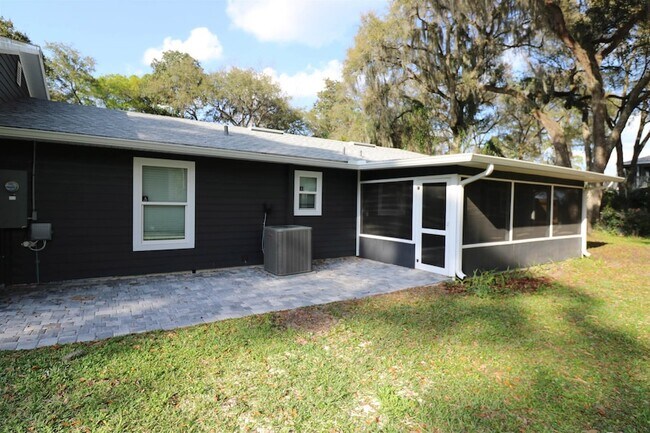 Building Photo - 140 Seminole Rd