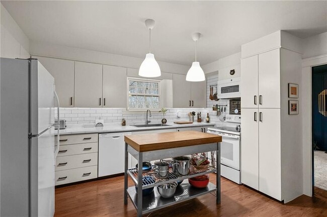 Building Photo - 80 Lakeshore Dr