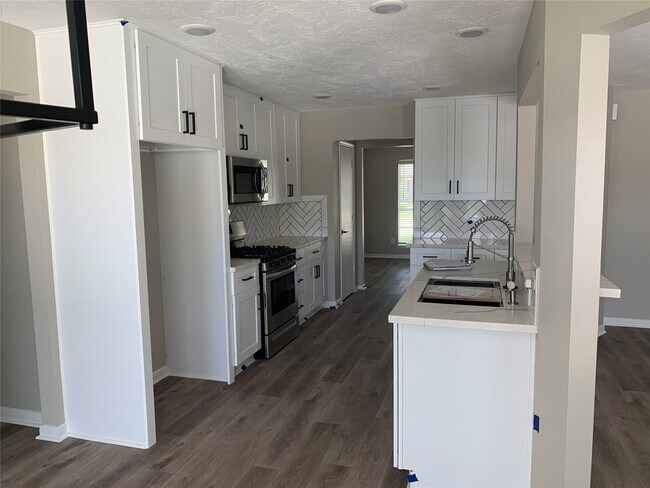 Building Photo - 22718 Tara Way Dr