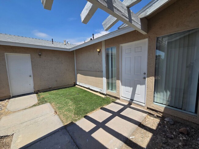 Building Photo - 3 Bedroom Home off of Hollywood– Now Offer...