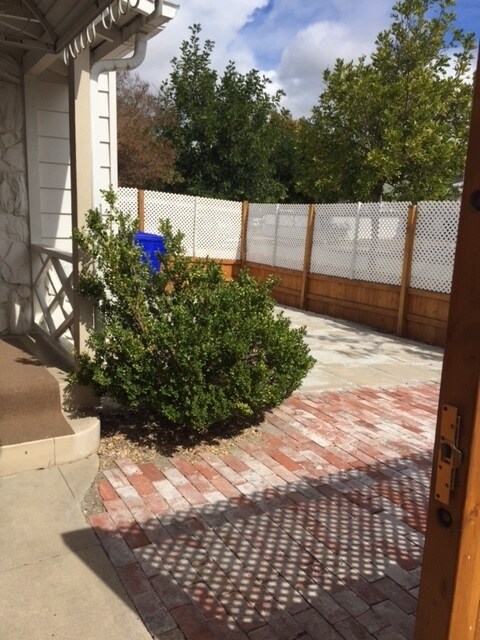 Building Photo - 2 bedroom 1 bath house for rent in Talmadge!