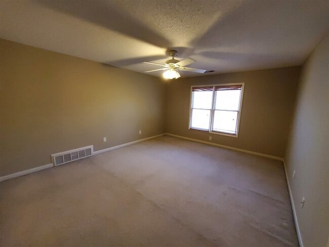 Building Photo - 472 Hunters Mill Cove
